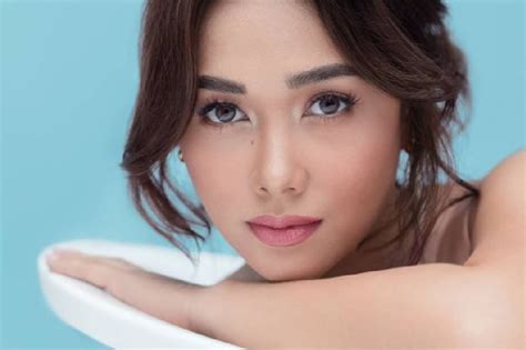 Maja Salvador puts up own management company .